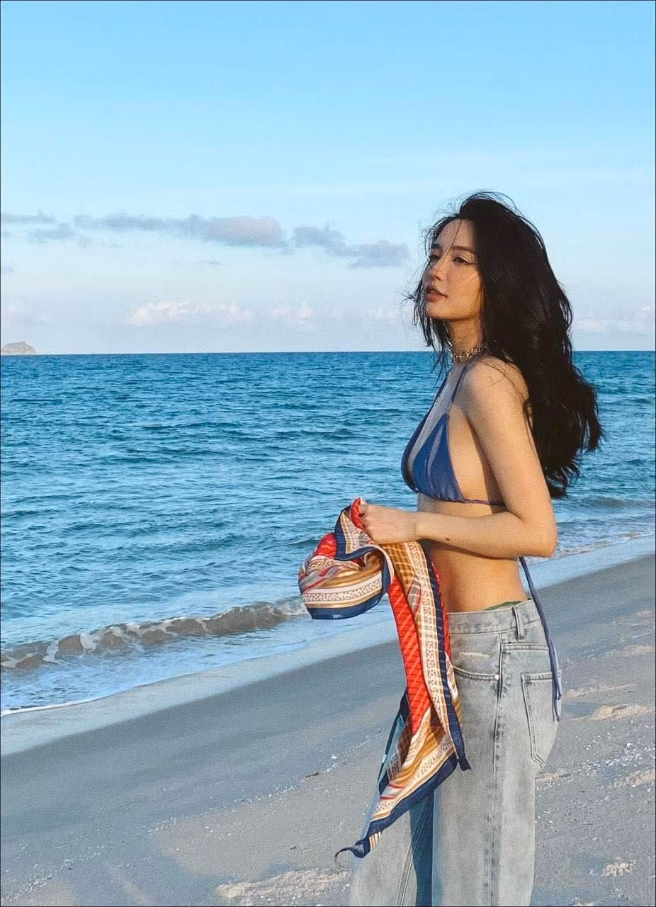 Giọng ca Bùa Yêu cực sexy khi thả dáng trước ống kính. Cô diện bikini kết hợp cùng quần bò khoe vòng eo phẳng lì và đường cong quyến rũ.