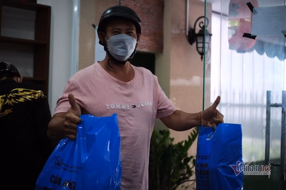 Niềm vui của người dân khi sở hữu sản phẩm pháo hoa Việt Nam (ảnh: Trần Chung) Niềm vui của người dân khi sở hữu sản phẩm pháo hoa Việt Nam (ảnh: Trần Chung)