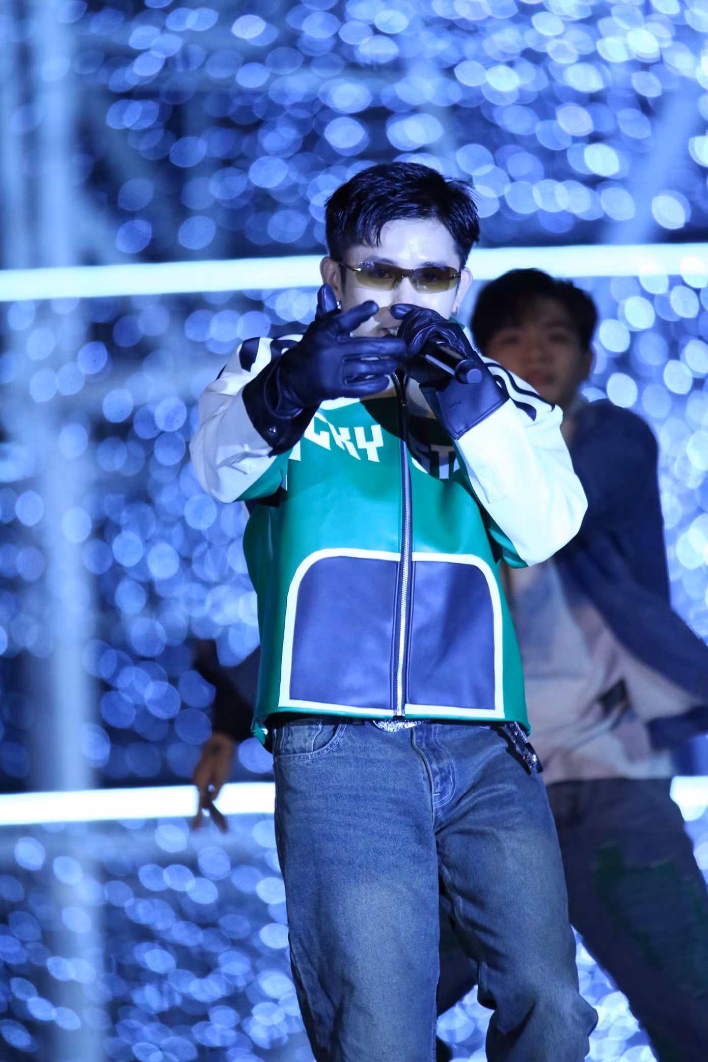 Mở đầu đêm diễn là sân khấu sôi động của Ricky Star. Nam rapper thể hiện bài hát Lúc lắc và Con nhà người ta cùng top 33 thí sinh Hoa hậu Việt Nam 2022.