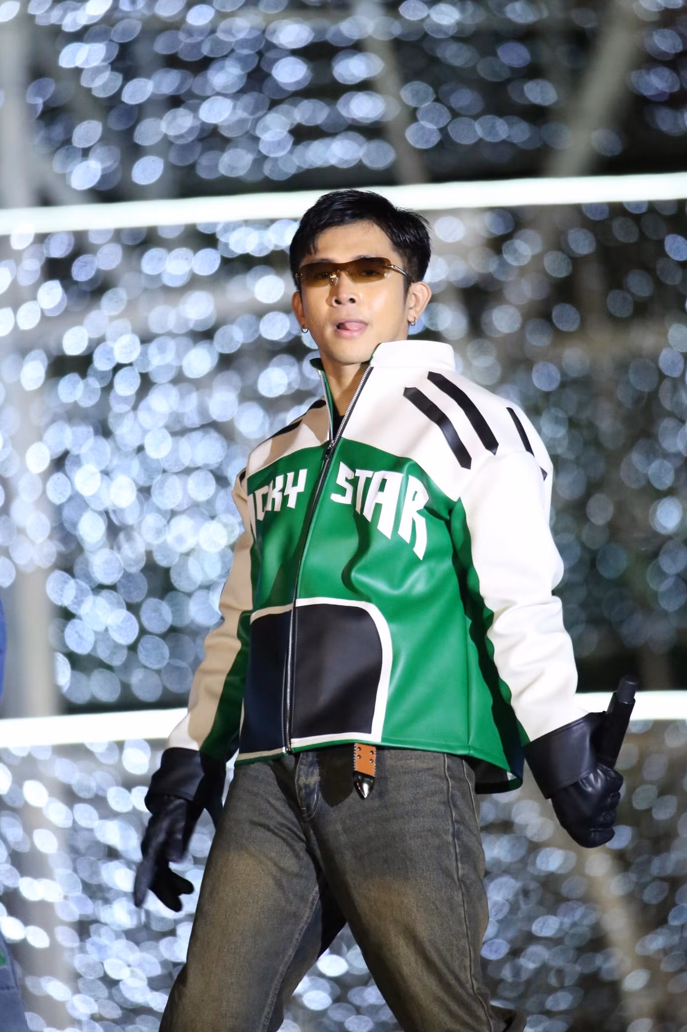Mở đầu đêm diễn là sân khấu sôi động của Ricky Star. Nam rapper thể hiện bài hát Lúc lắc và Con nhà người ta cùng top 33 thí sinh Hoa hậu Việt Nam 2022.