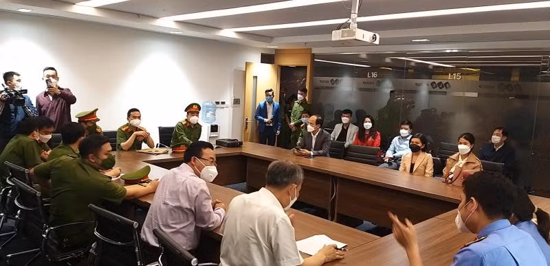 Cơ quan chức năng làm việc với đại diện FLC.
