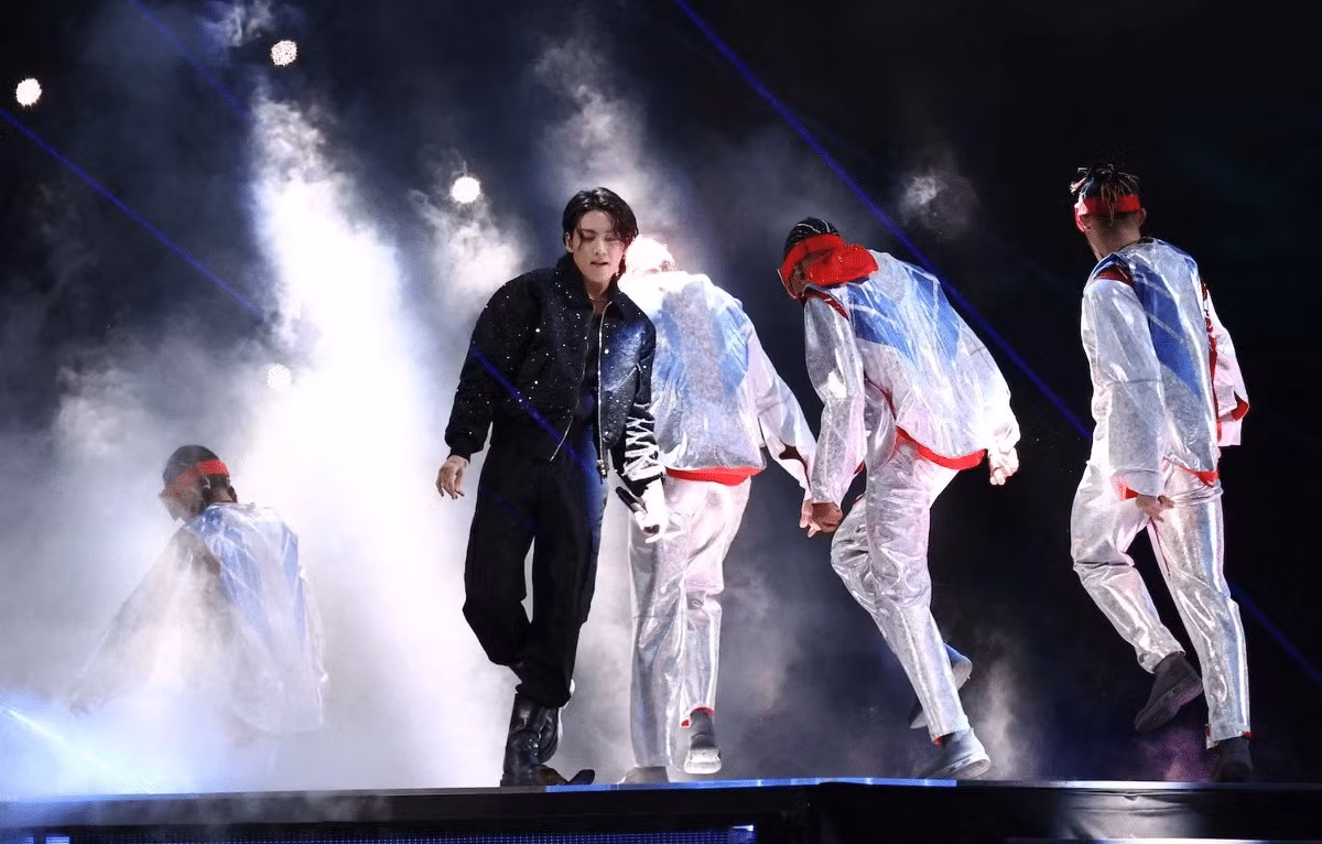 Jung Kook (BTS) biểu diễn tại Lễ khai mạc World Cup với ca khúc Dreamers. Ngôi sao 25 tuổi là nghệ sĩ Kpop duy nhất có mặt trong danh sách ảnh này. Ảnh: IMAGO.