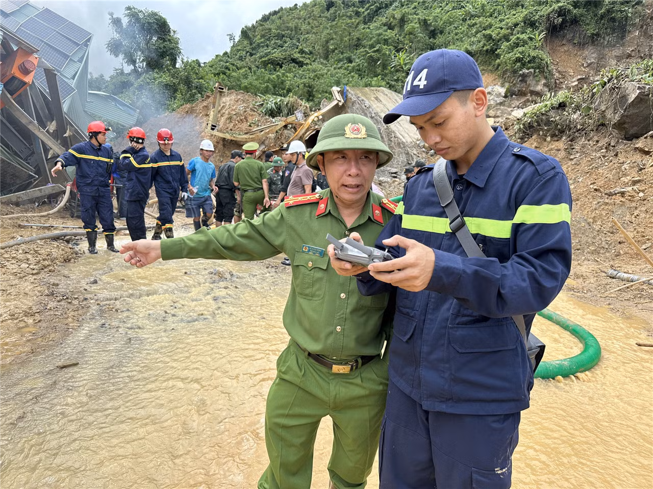 Đại tá Lê Xuân Hưng, Phó Giám đốc Công an tỉnh Quảng Ngãi trực tiếp chỉ đạo lực lượng tìm kiếm.