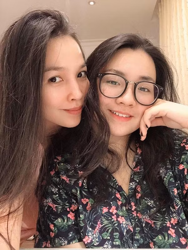 Hai mẹ con được nhận xét trông như chị em gái