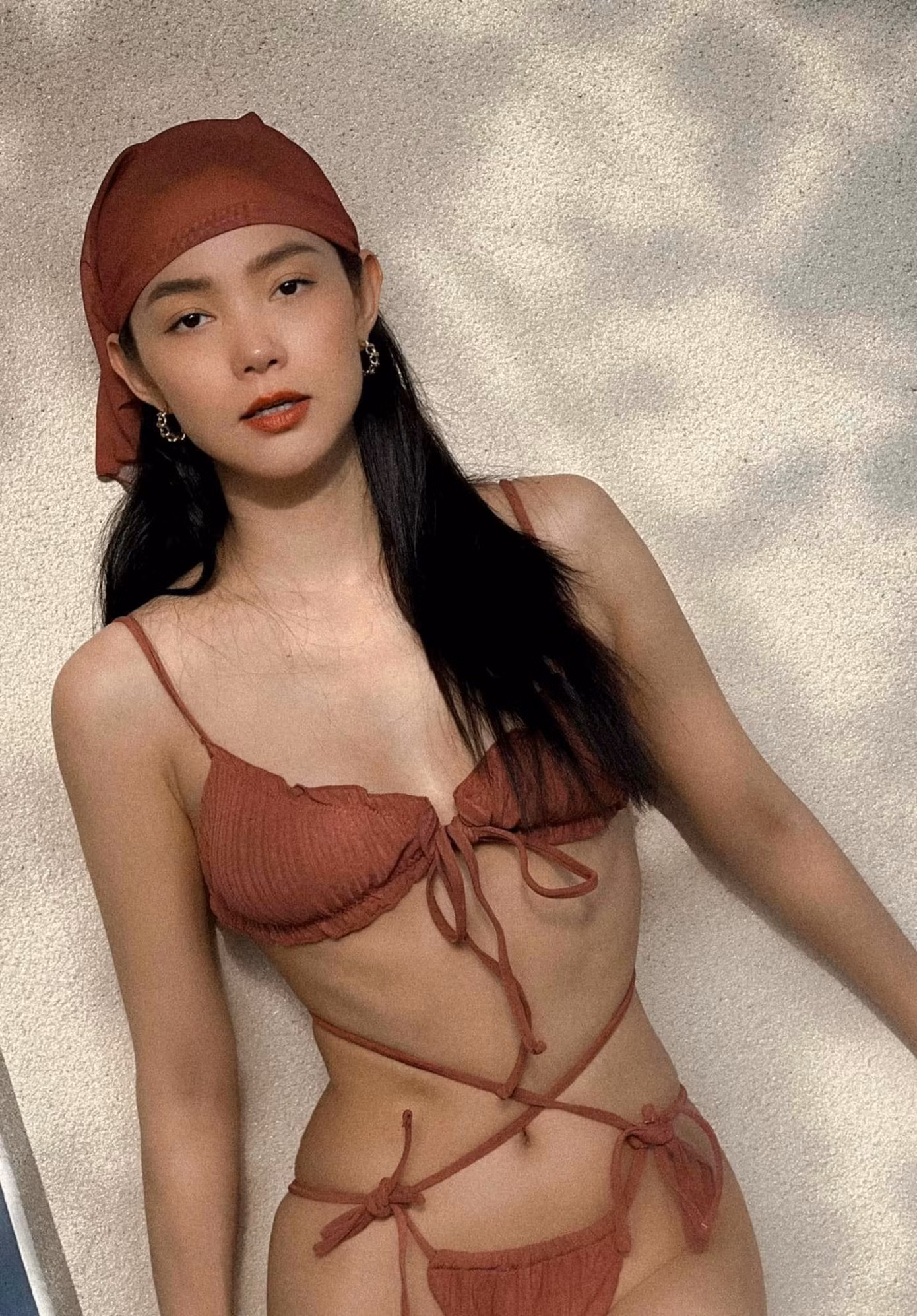 Nữ ca sĩ thường xuyên diện những bộ bikini cắt xẻ táo bạo, khoe đường cong cơ thể gợi cảm, không chút mỡ thừa.