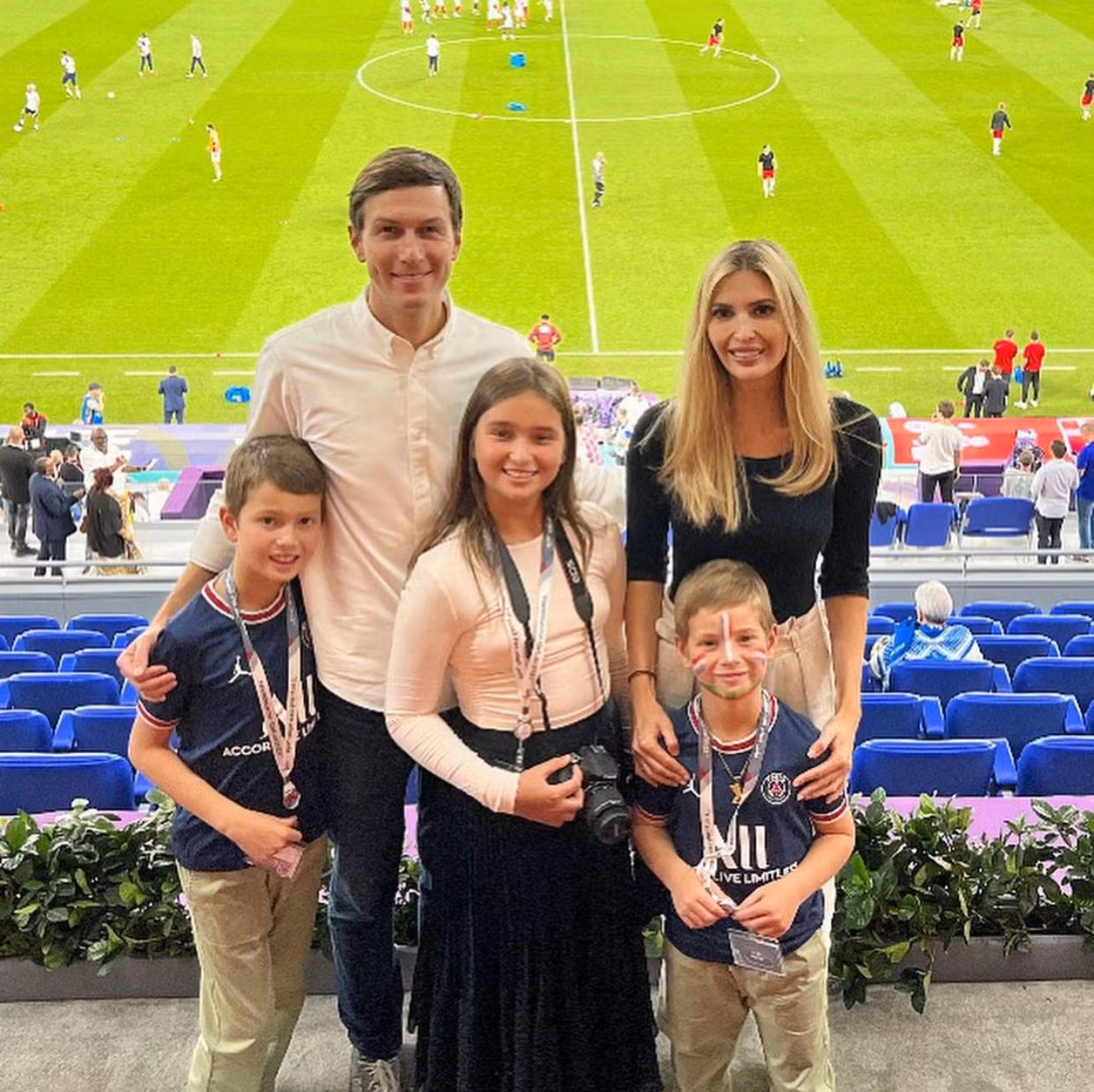 Ái nữ nhà Donald Trump cùng chồng Jared Kushner và ba con check-in tại sân 974 có sức chứa 44.089 chỗ ngồi. Trước đó, ngày 25/11, gia đình Ivanka đã đến theo dõi trận đấu giữa Brazil và Serbia cùng Thủ tướng Qatar Khalid bin Khalifa bin Abdulaziz Al Thani tại sân Lusail.