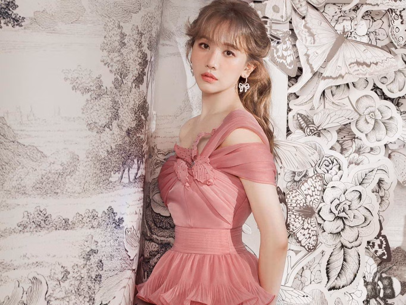 Hari Won trở lại showbiz sau thời gian trị bệnh.