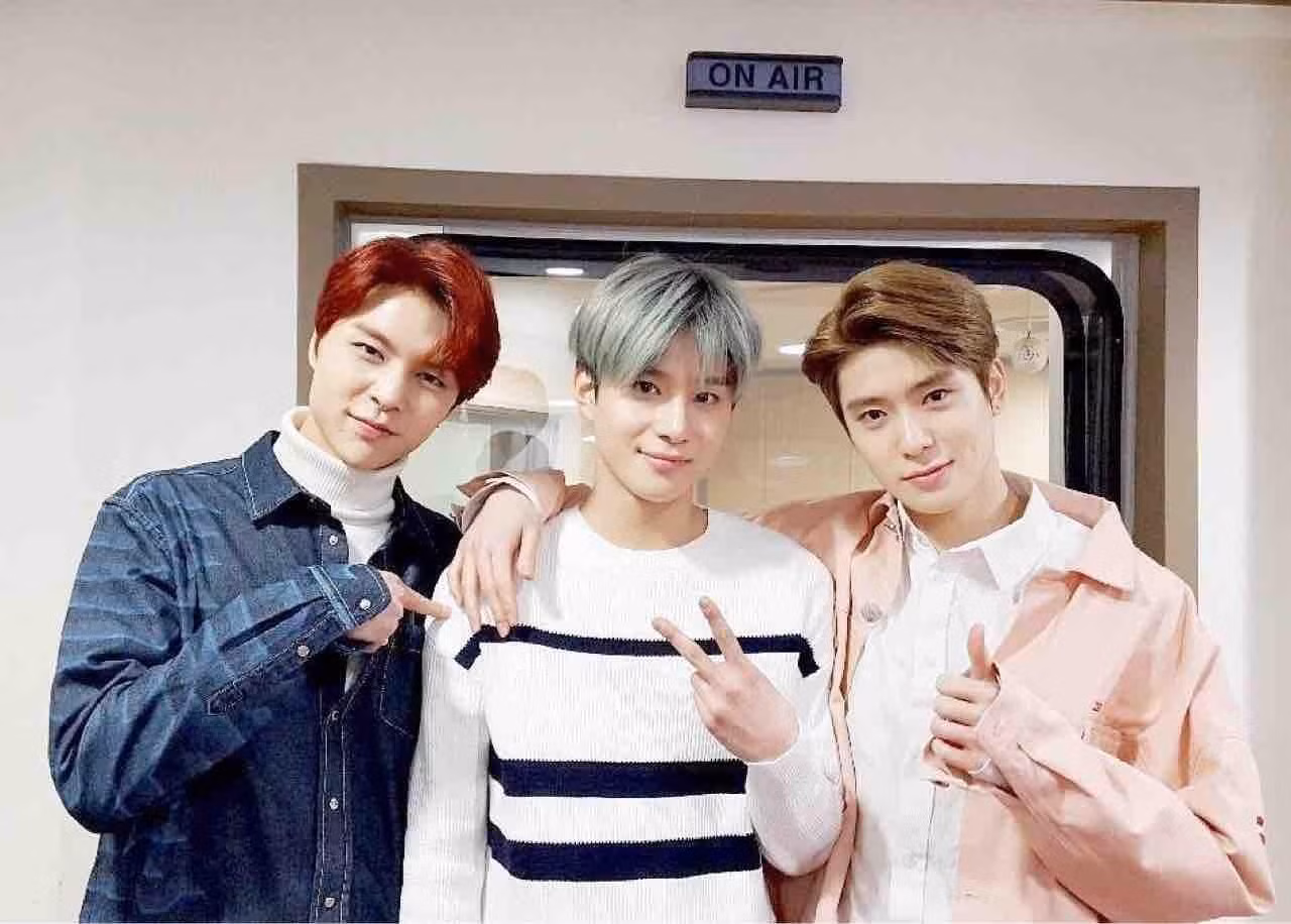 Johnny, Jungwoo, Jaehyun (từ trái sang) bị ngã từ độ cao 2 m.