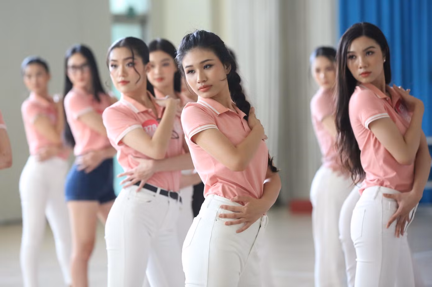 Ngay sau đó, top 35 có buổi luyện tập vũ đạo cùng biên đạo Khoa Nguyễn.