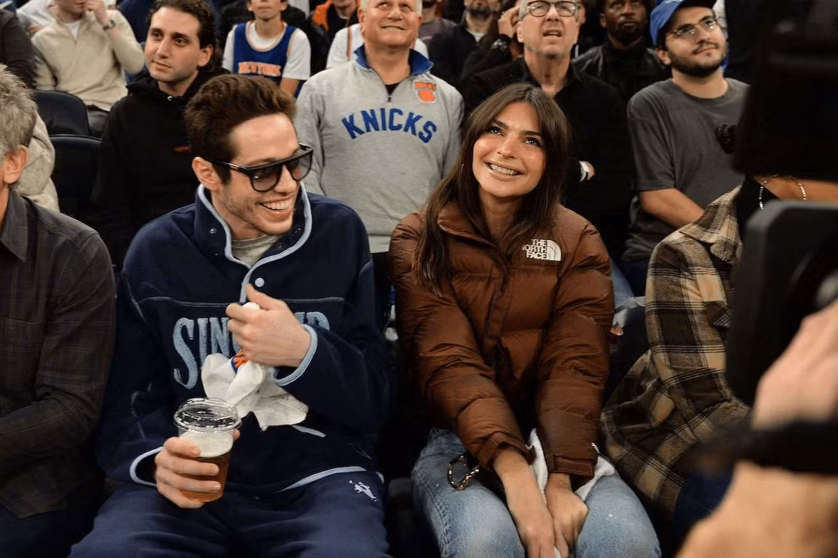 Cặp đôi mới của Hollywood Pete Davidson và Emily Ratajkowski lần đầu công khai xuất hiện cùng nhau tại trận đấu bóng rổ. Trước đó, cặp sao luôn giữ im lặng về tin hẹn hò. Ảnh: Shutterstock.