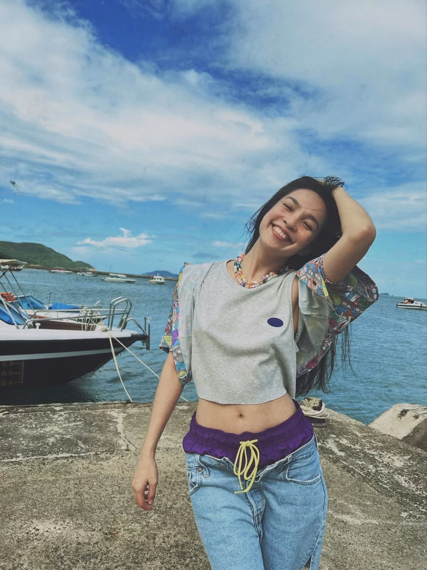 Phong cách trẻ trung, năng động không thua kém những cô gái tuổi teen của Hiền Thục.