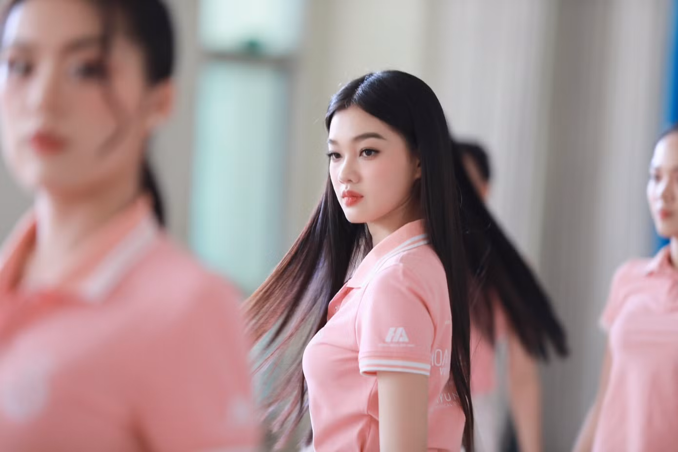Bước vào chặng cuối Hoa hậu Việt Nam 2022, 35 cô gái luyện tập ở cường độ cao và thể hiện sự nỗ lực, quyết tâm để có cơ hội chạm tay đến vương miện.