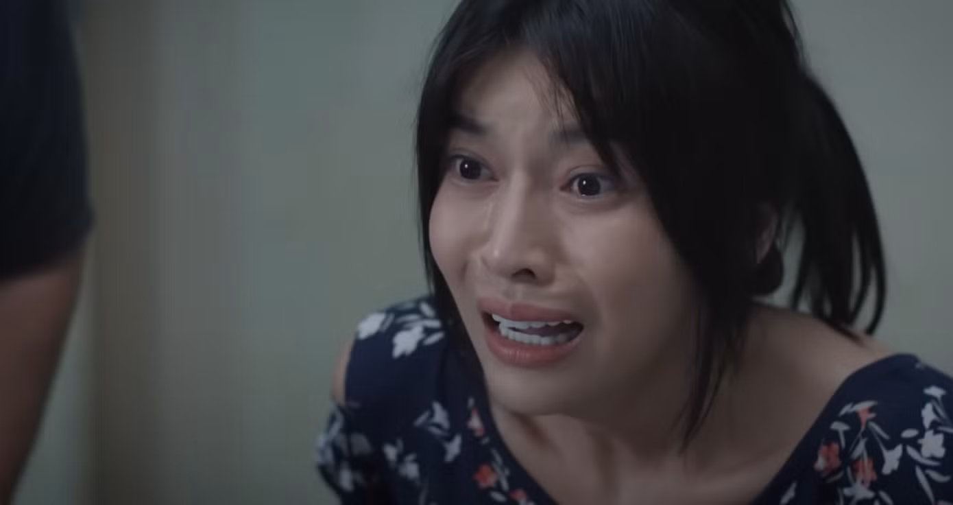 Xuân khóc nấc khi chồng bị thương nặng. Ảnh: CMH.