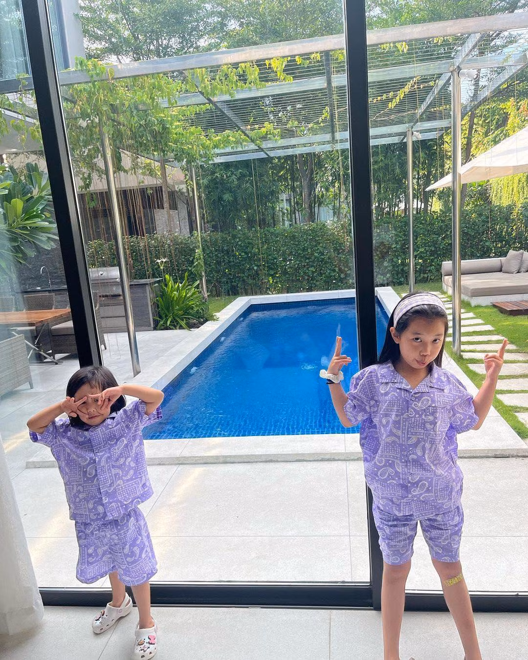 Cả hai có với nhau hai cô công chúa xinh xắn là Rohee và Lorin.