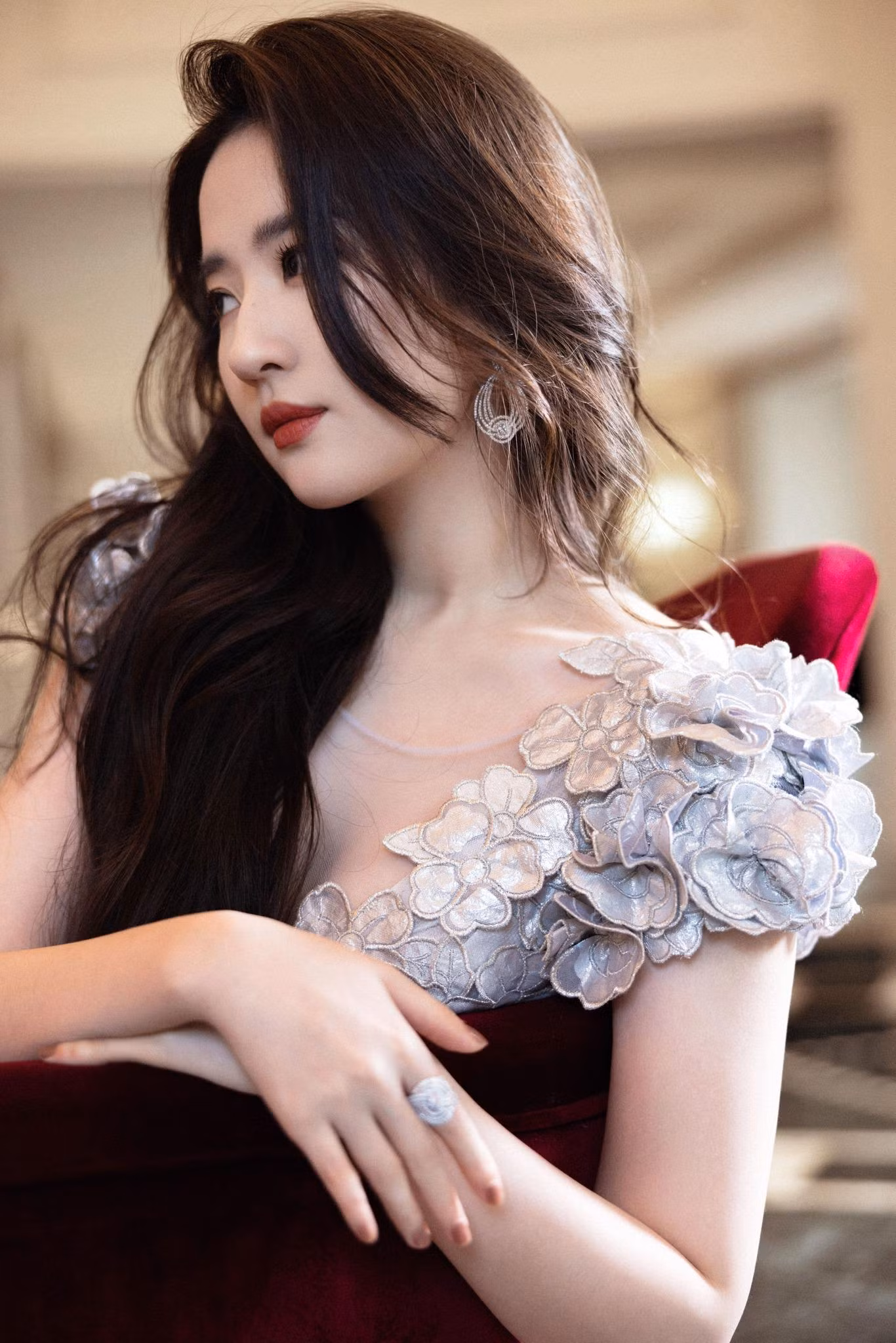 Lưu Diệc Phi là diễn viên hot trong showbiz Trung Quốc. Sau Mộng hoa lục, cô quay lại thời đỉnh cao danh tiếng. Khán giả mong cô quay lại đóng phim truyền hình thay vì điện ảnh.