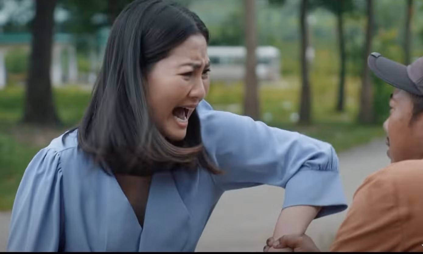Hồng bị khách cũ nhận ra danh tính. Ảnh: CMH.
