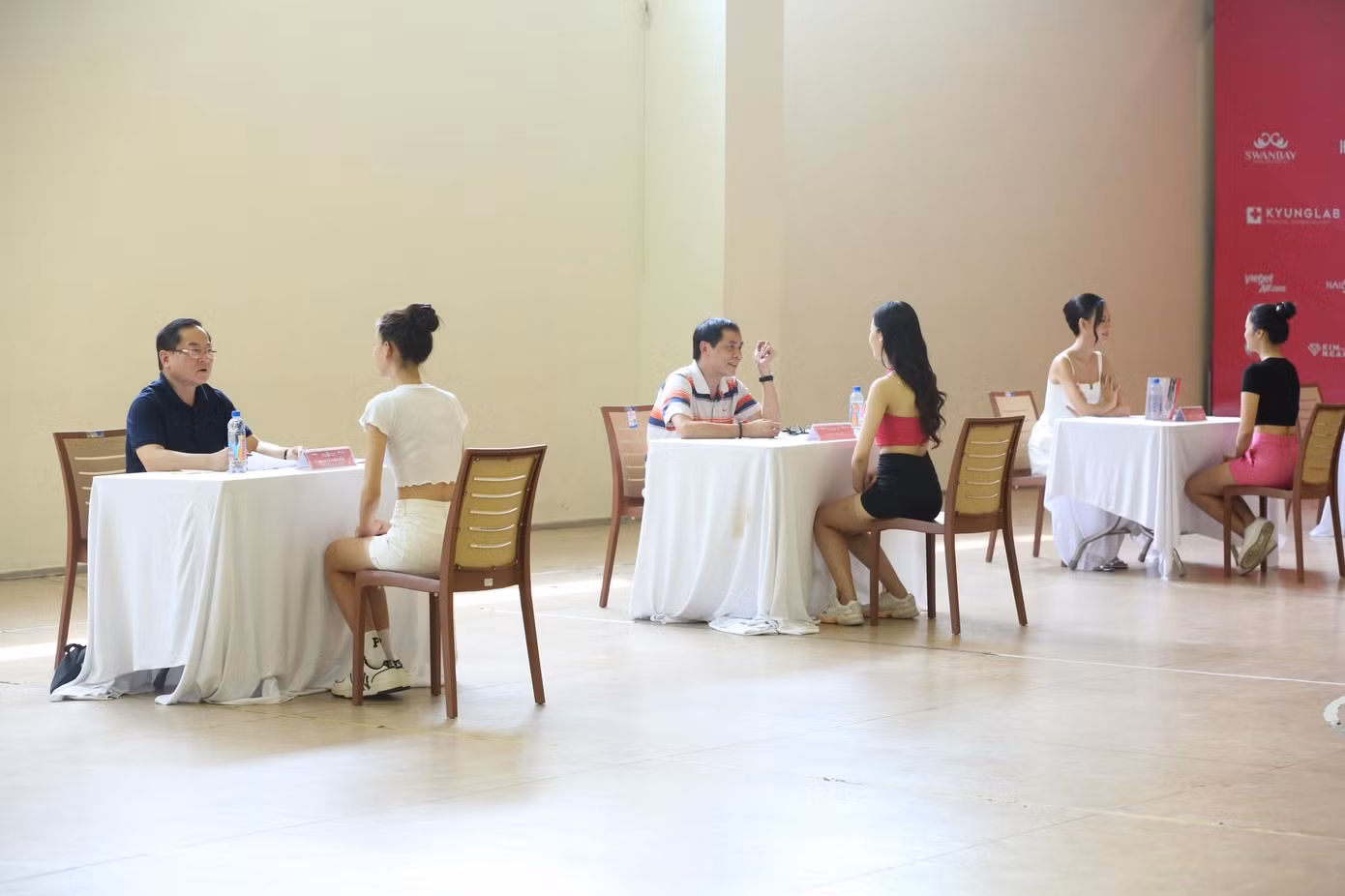 Phần thi mặt mộc thứ hai của thí sinh Hoa hậu Việt Nam trước thềm chung kết. Ảnh: Trọng Tài.