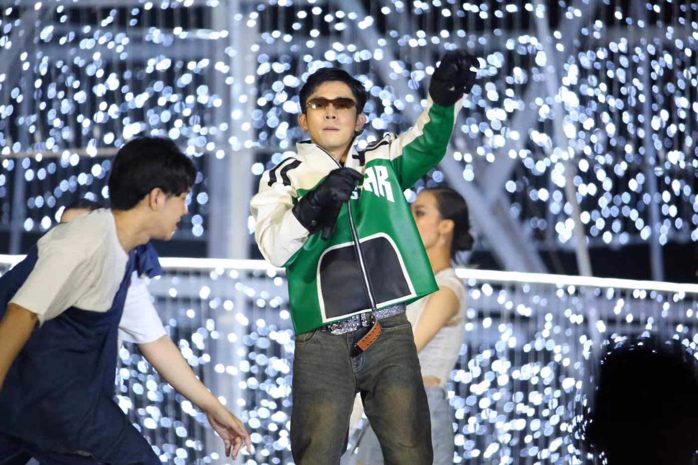 Mở đầu đêm diễn là sân khấu sôi động của Ricky Star. Nam rapper thể hiện bài hát Lúc lắc và Con nhà người ta cùng top 33 thí sinh Hoa hậu Việt Nam 2022.