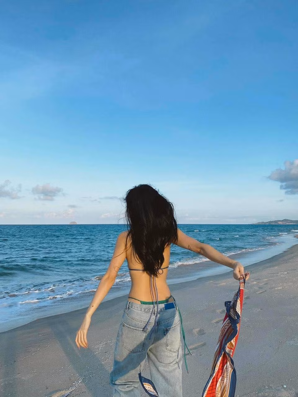 Nữ ca sĩ quê Quảng Ninh cho biết cô đang vi vu ở Nha Trang và sẽ kéo dài chuyến nghỉ dưỡng của mình thêm một tuần nữa.