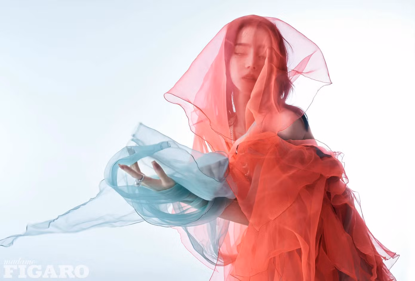Địch Lệ Nhiệt Ba là một trong các mỹ nữ Tân Cương nổi tiếng hàng đầu của showbiz Trung Quốc. Tên tuổi cô gắn liền với các bộ phim như Trường ca hành, Em là niềm kiêu hãnh của anh, Liệt hỏa như ca, Tam sinh tam thế chẩm thượng thư…