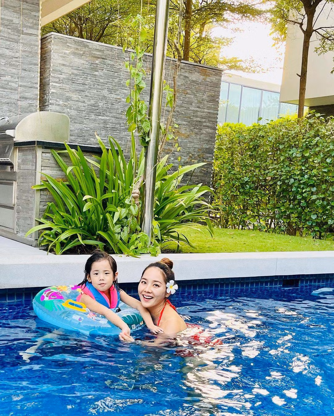 Ngoài 40 tuổi, Eugene vẫn vô cùng trẻ trung và xinh đẹp khiến nhiều người phải trầm trồ.