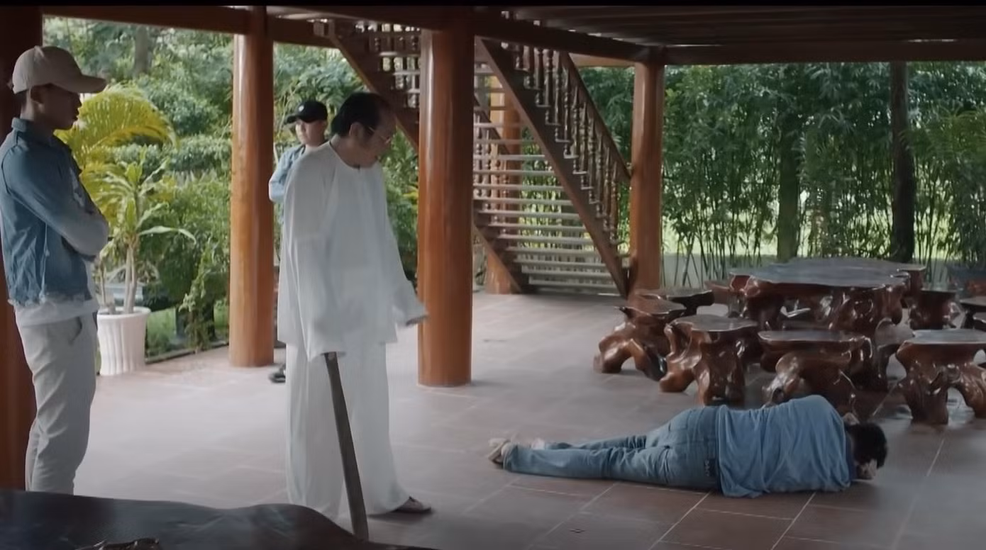 Khoản bị đánh thừa sống thiếu chết. Ảnh: CMH.