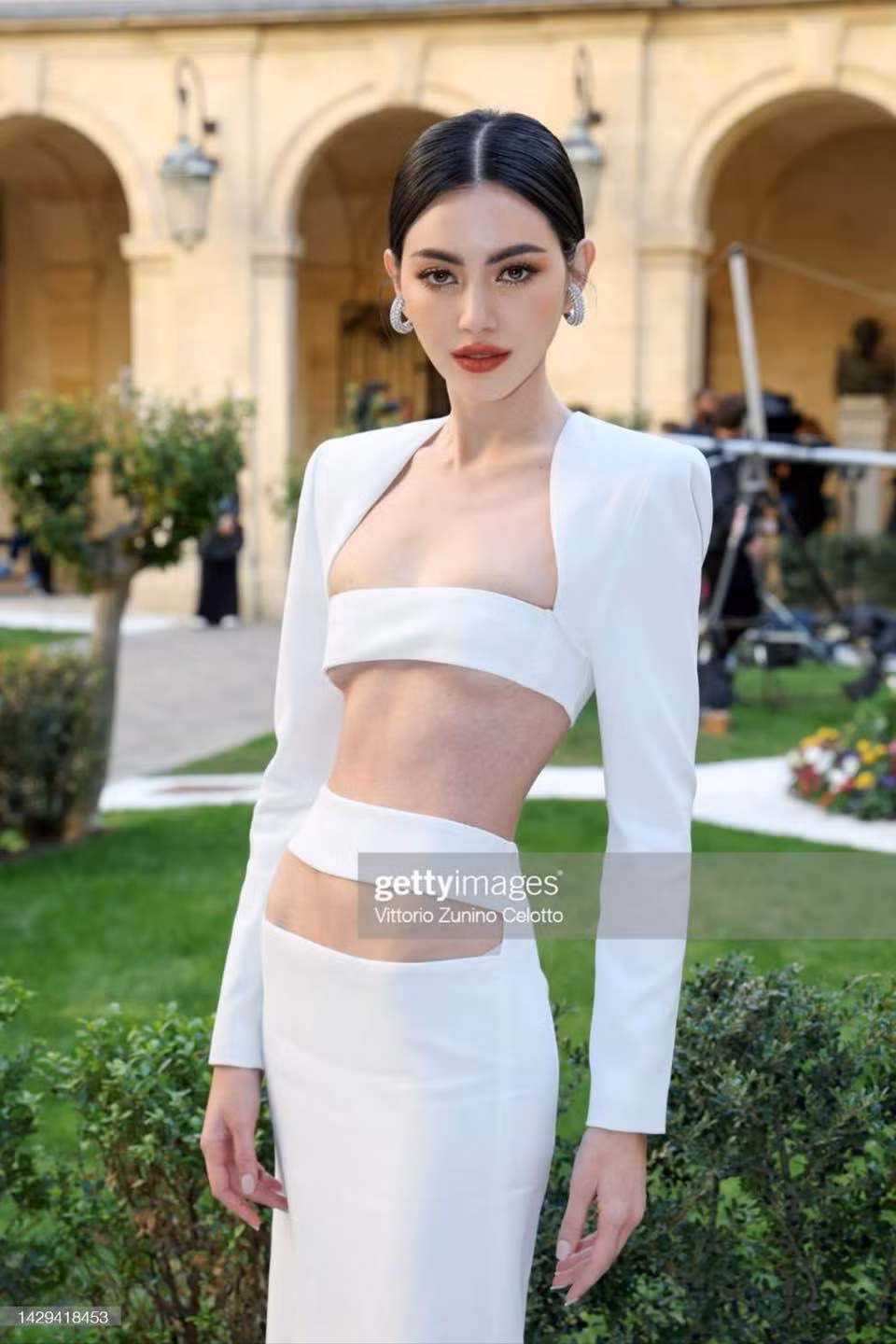 Diện thiết kế cut-out ôm sát với những khoảng hở bạo, Mai Davika khoe body triệt để. Ảnh: Getty.