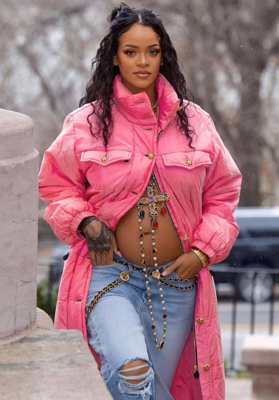 Rihanna xác nhận mang thai con đầu lòng với bạn trai Rocky. Thời điểm này, Rihanna đang mang thai ở giai đoạn giữa của thai kỳ. Thay vì che giấu bụng bầu trong những bộ váy rộng, Rihanna thú hút sự chú ý của giới truyền thông bằng những bộ cánh táo bạo, lộ rõ bụng bầu nhằm tôn vinh vẻ đẹp của người phụ nữ khi mang thai. Ảnh: People.