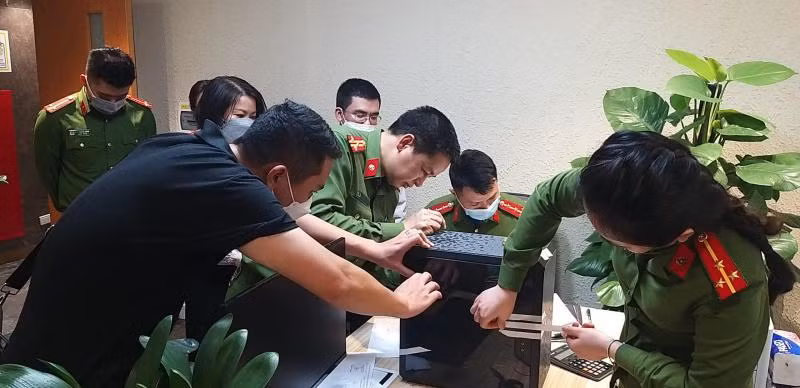 Cơ quan điều tra tiến hành niêm phong một số tài liệu, thiết bị liên quan.
