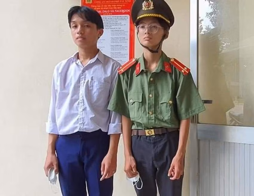 Khang (mặc trang phục công an) và Trọng tại cơ quan công an. Ảnh CA