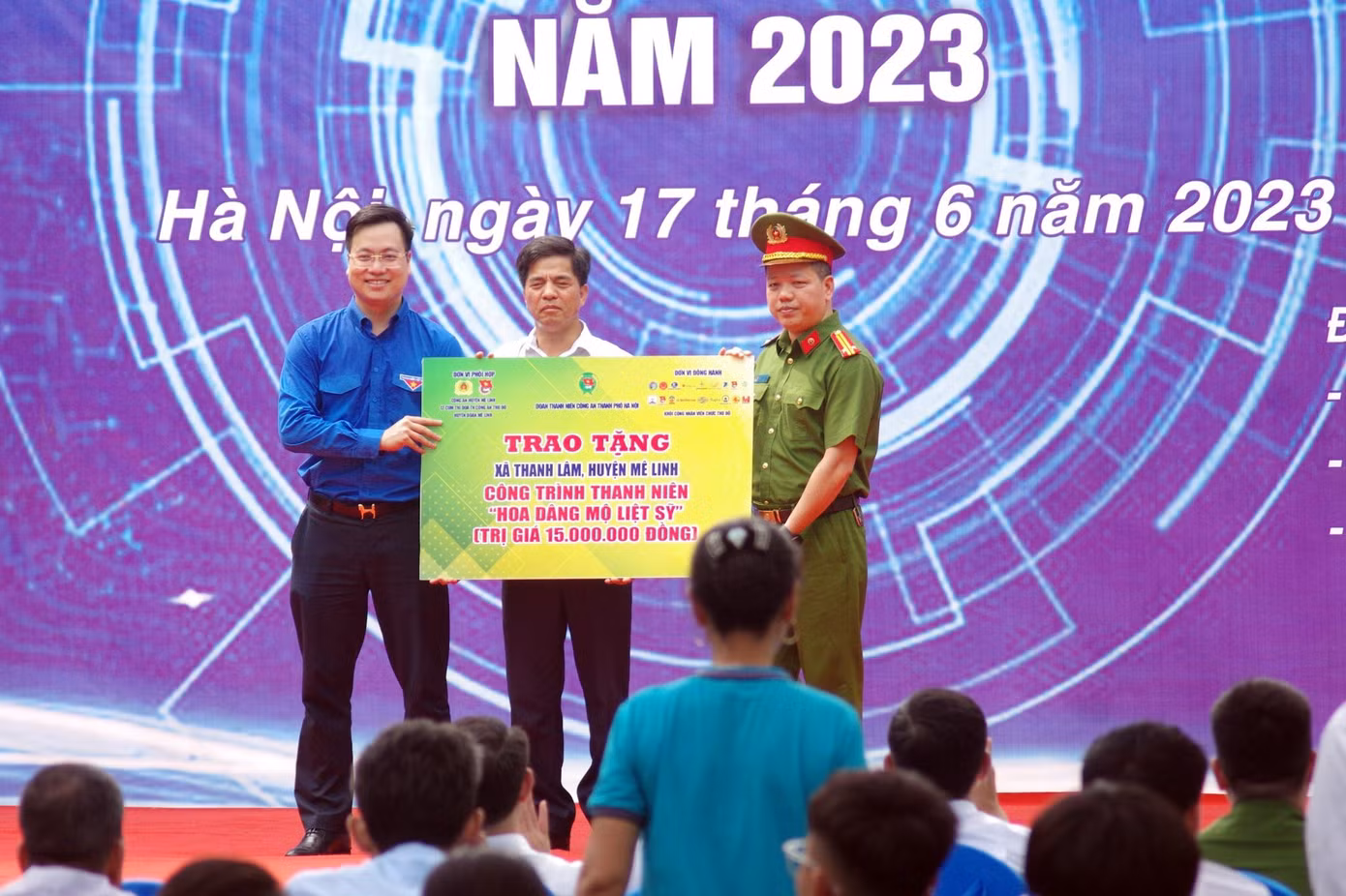 Những phần quà, công trình ý nghĩa được trao tại lễ ra quân Chiến dịch "Kỳ nghỉ hồng" và "Hành quân xanh"