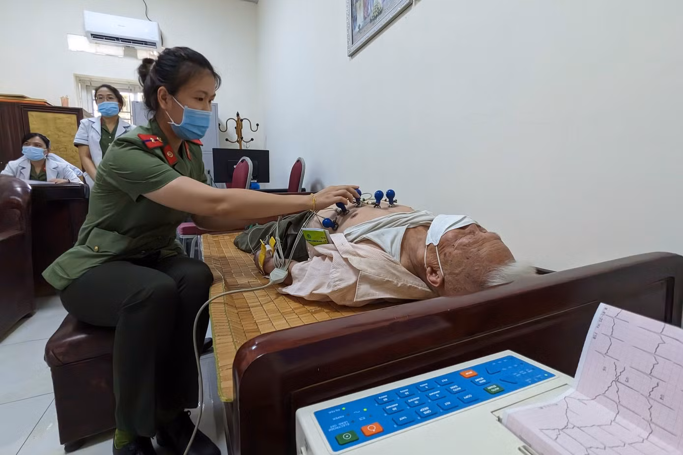 Khám bệnh, cấp phát thuốc miễn phí cho người dân