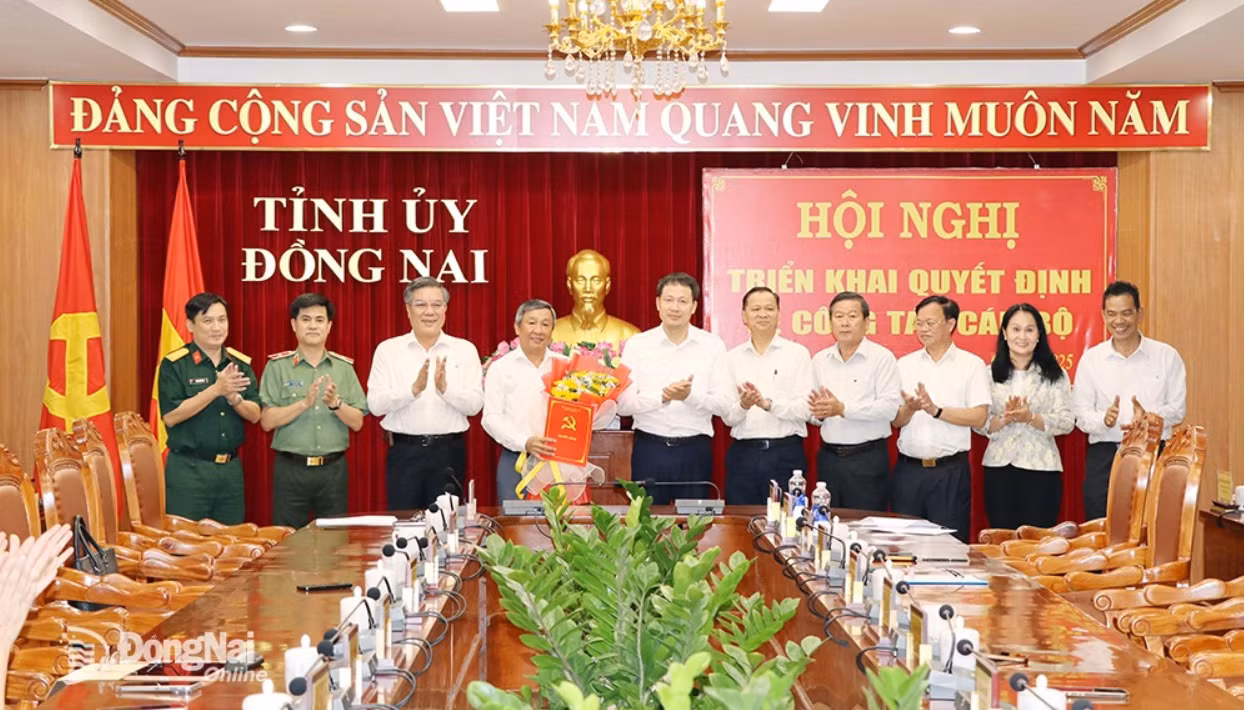 Bí thư Tỉnh ủy Đồng Nai Vũ Hồng Văn cùng các Ủy viên Ban Thường vụ Tỉnh ủy chúc mừng ông Hồ Thanh Sơn nhận quyết định về công tác cán bộ. Ảnh: Báo Đồng Nai