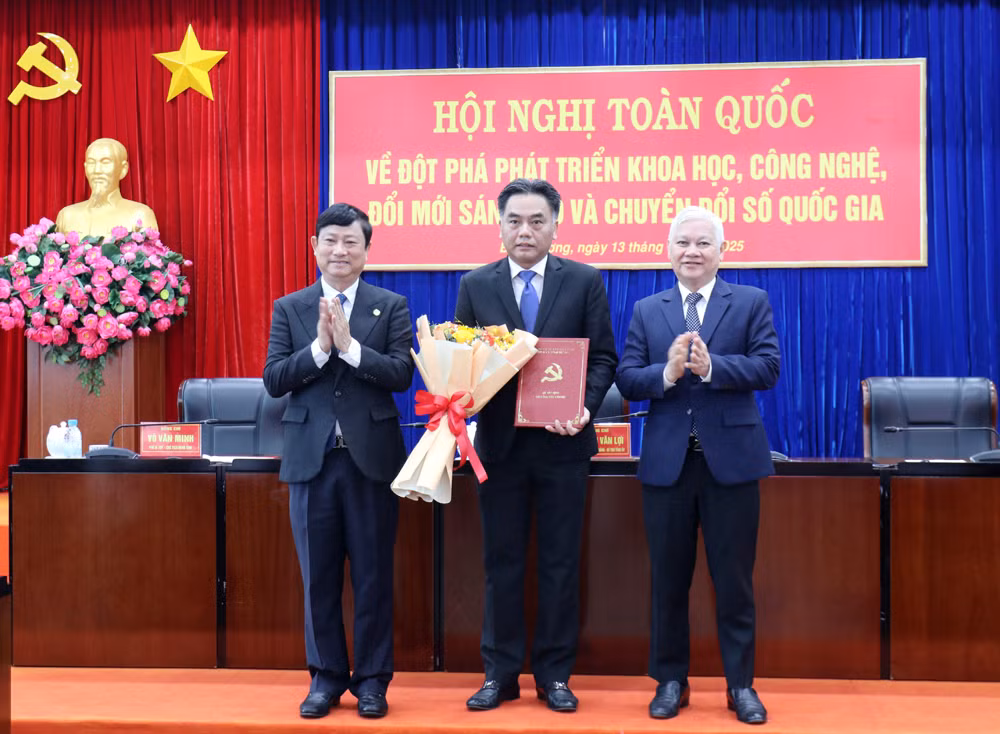 Lãnh đạo tỉnh Bình Dương trao Quyết định của Ban Bí thư Trung ương Đảng cho ông Nguyễn Lộc Hà. Ảnh: BD