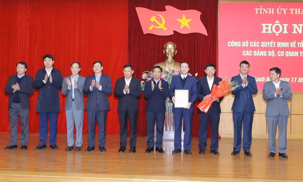 Bí thư Tỉnh ủy Nguyễn Doãn Anh trao các quyết định của Ban Thường vụ Tỉnh ủy và tặng hoa chúc mừng Đảng bộ UBND tỉnh