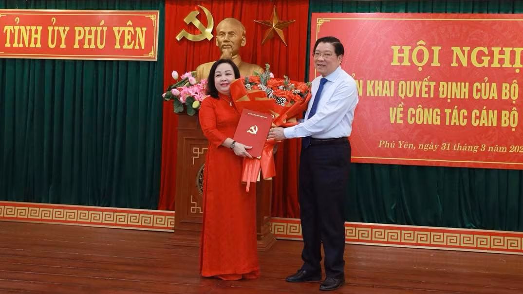 Ông Phan Đình Trạc trao quyết định của Bộ Chính trị cho bà Cao Thị Hòa An.