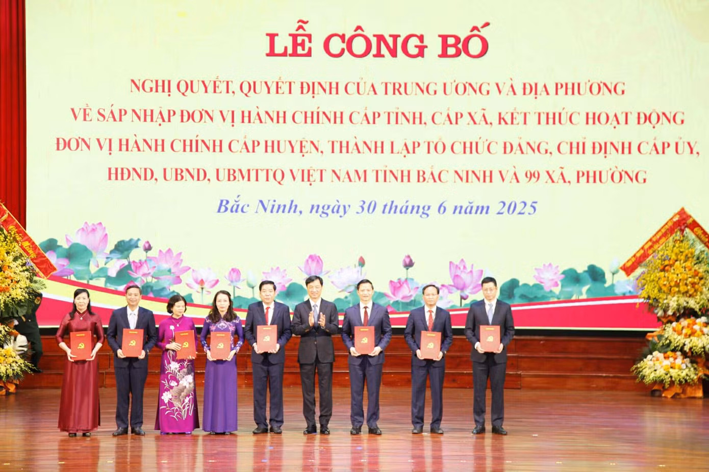 Ủy viên Bộ Chính trị, Bí thư Trung ương Đảng, Chủ nhiệm Ủy ban Kiểm tra Trung ương Nguyễn Duy Ngọc trao quyết định cho lãnh đạo tỉnh Bắc Ninh