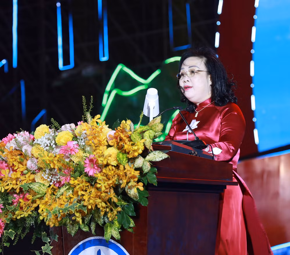 Bà Cao Thị Hoài An - Bí thư Tỉnh ủy Phú Yên, đọc diễn văn ôn lại truyền thống cách mạng của tỉnh. Ảnh: Báo Phú Yên