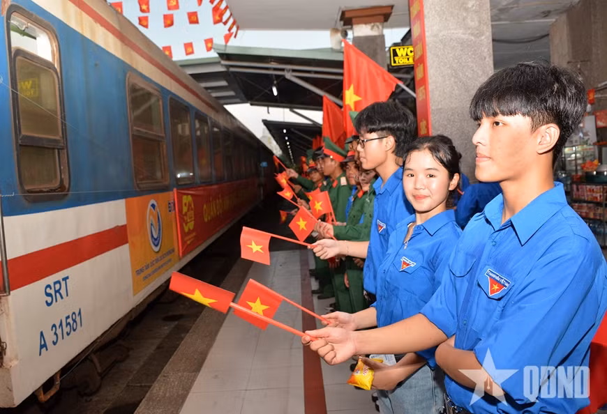 Dự kiến, sáng sớm 3/5, đoàn sẽ dừng nghỉ tại ga Vinh (Nghệ An) trước khi về đến ga Hà Nội vào trưa cùng ngày. Ảnh: Báo Quân đội Nhân dân.
