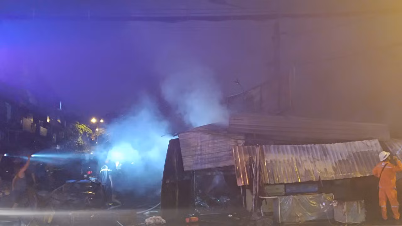 Cảnh sát phun nước làm mát ngăn cháy lan.