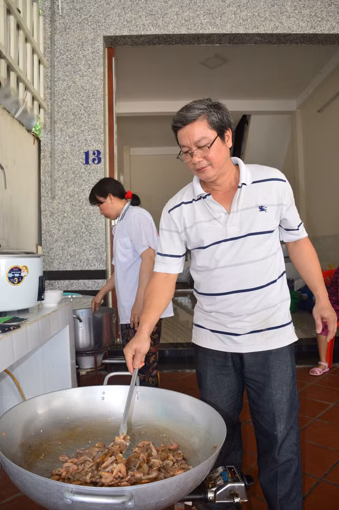 Thêm quán cơm 2.000 đồng ấm lòng người nghèo ảnh 1