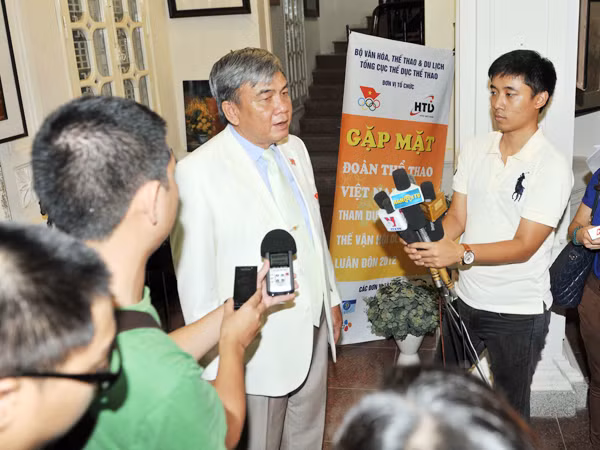 Trưởng đoàn Lâm Quang Thành trả lời báo chí tại lễ xuất quân đoàn TTVN dự Olympic 2012. Ảnh: Quang Thắng