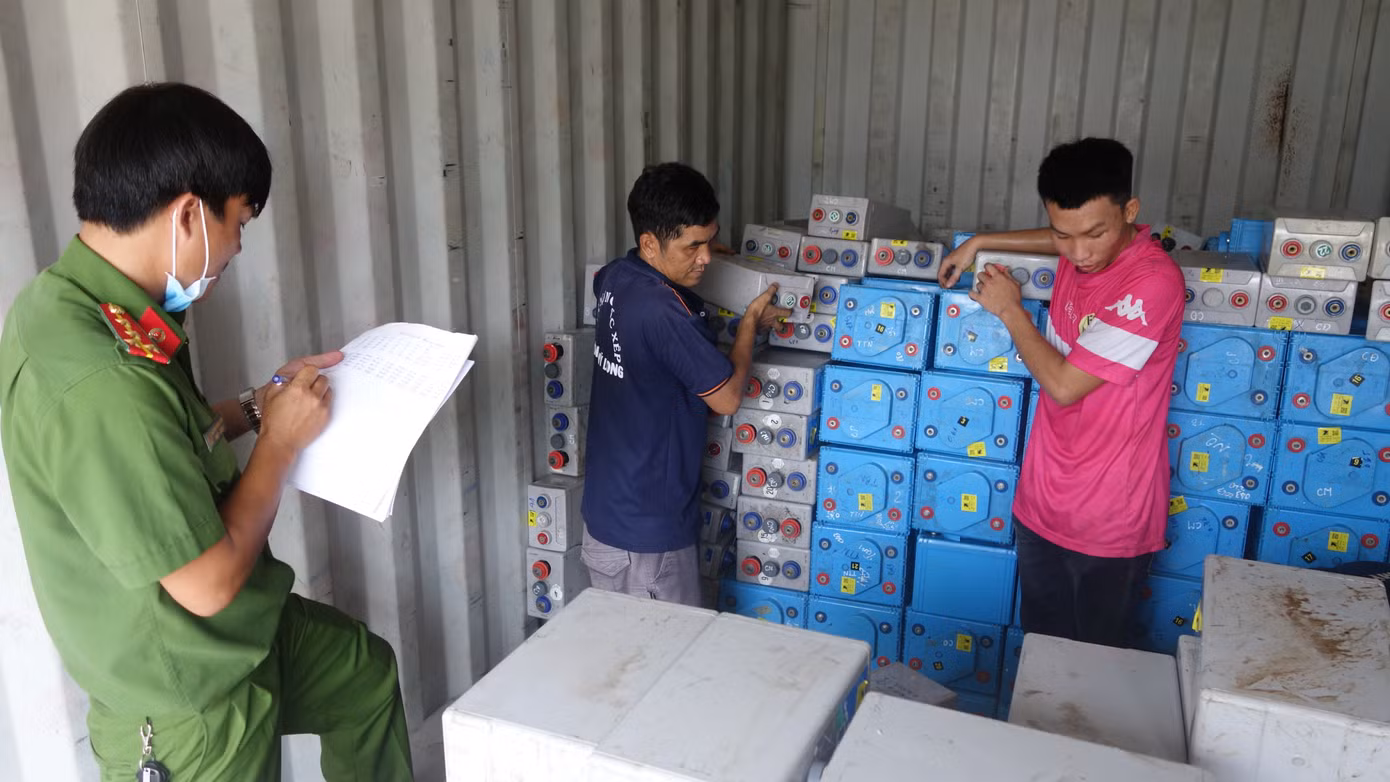 Bắt quả tang ô tô tải vận chuyển 28 tấn chất thải nguy hại ảnh 2