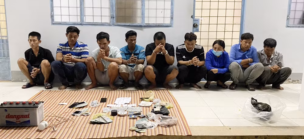 Nhiều người tháo chạy khi công an đột kích sới bạc ảnh 1