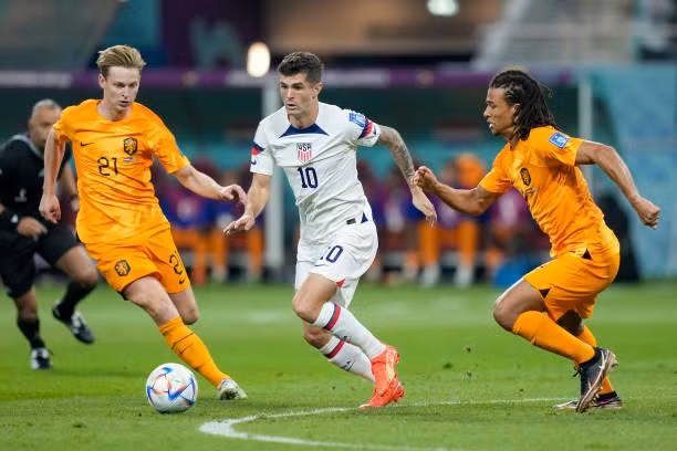De Jong (21) làm chưa tốt trong việc giúp Hà Lan kiểm soát thế trận