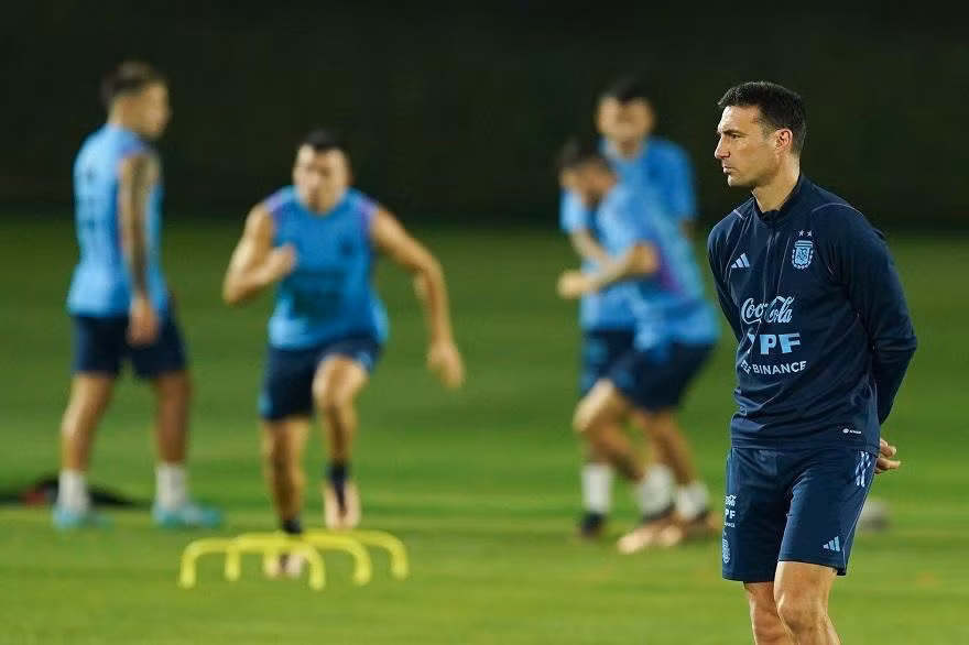 Scaloni trầm tư trong buổi tập của tuyển Argentina
