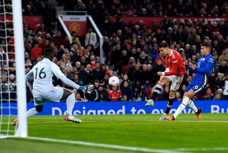 Ronaldo lập công giúp MU thoát thua trước Chelsea