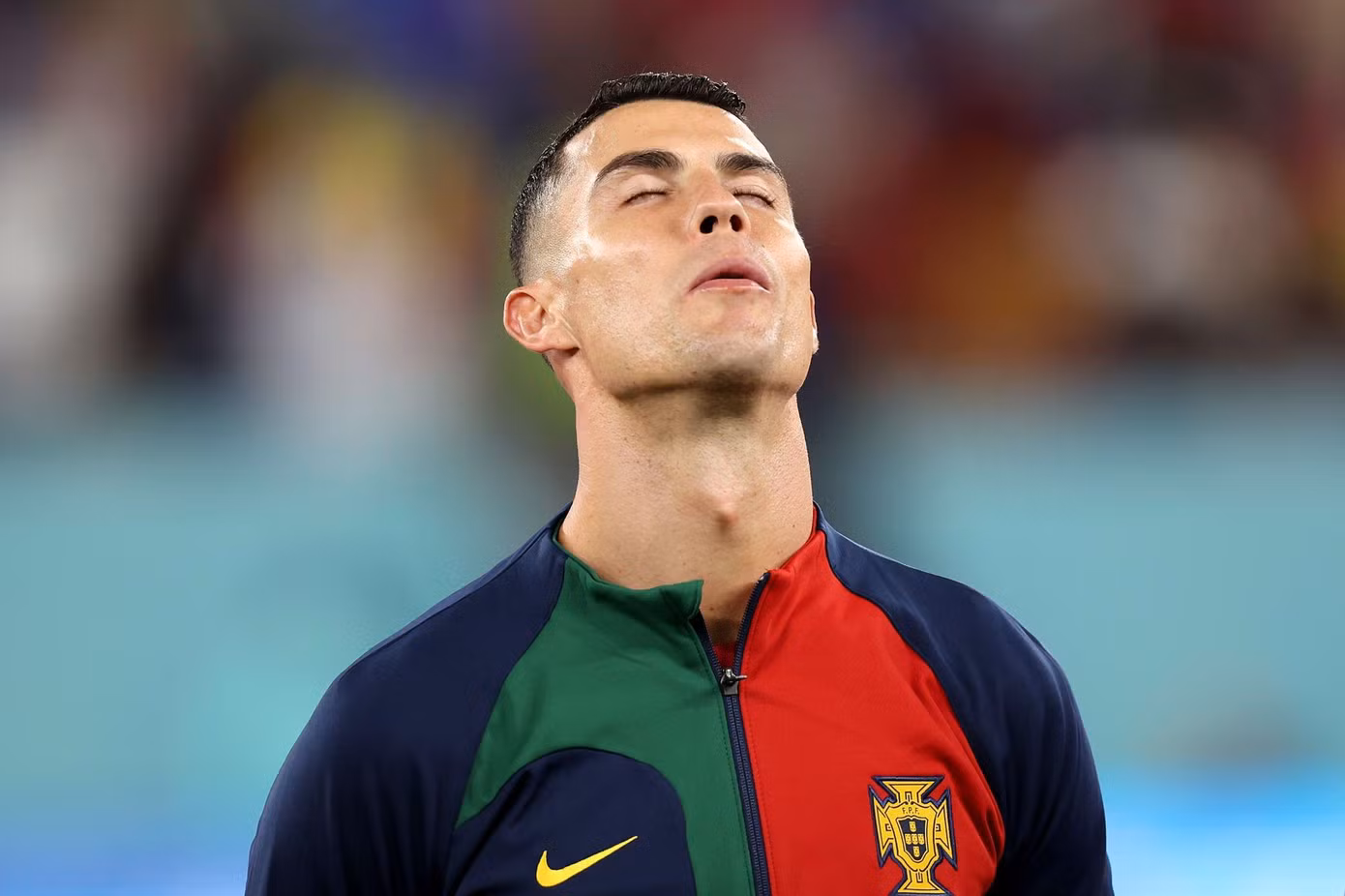 Ronaldo cố gắng kiềm chế cảm xúc