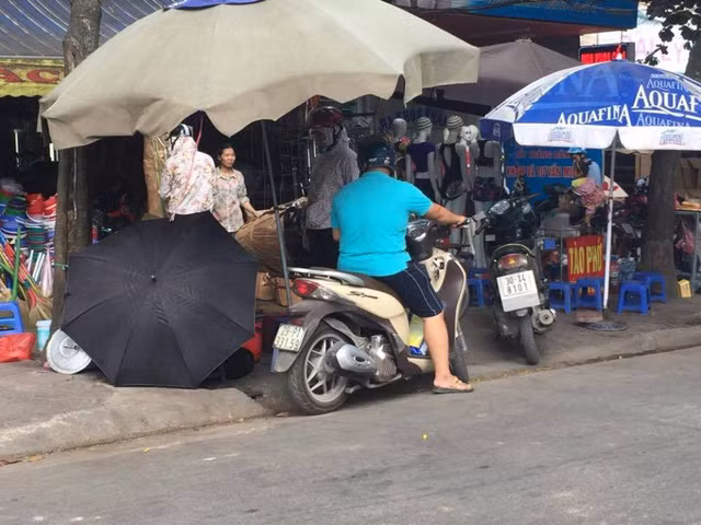 Nắng nóng đỉnh điểm, hàng nước giải khát... “đuổi không hết khách” ảnh 5