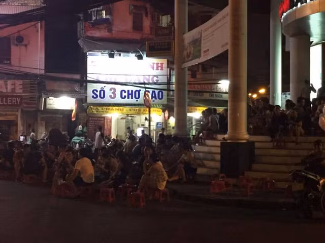 Nắng nóng đỉnh điểm, hàng nước giải khát... “đuổi không hết khách” ảnh 4